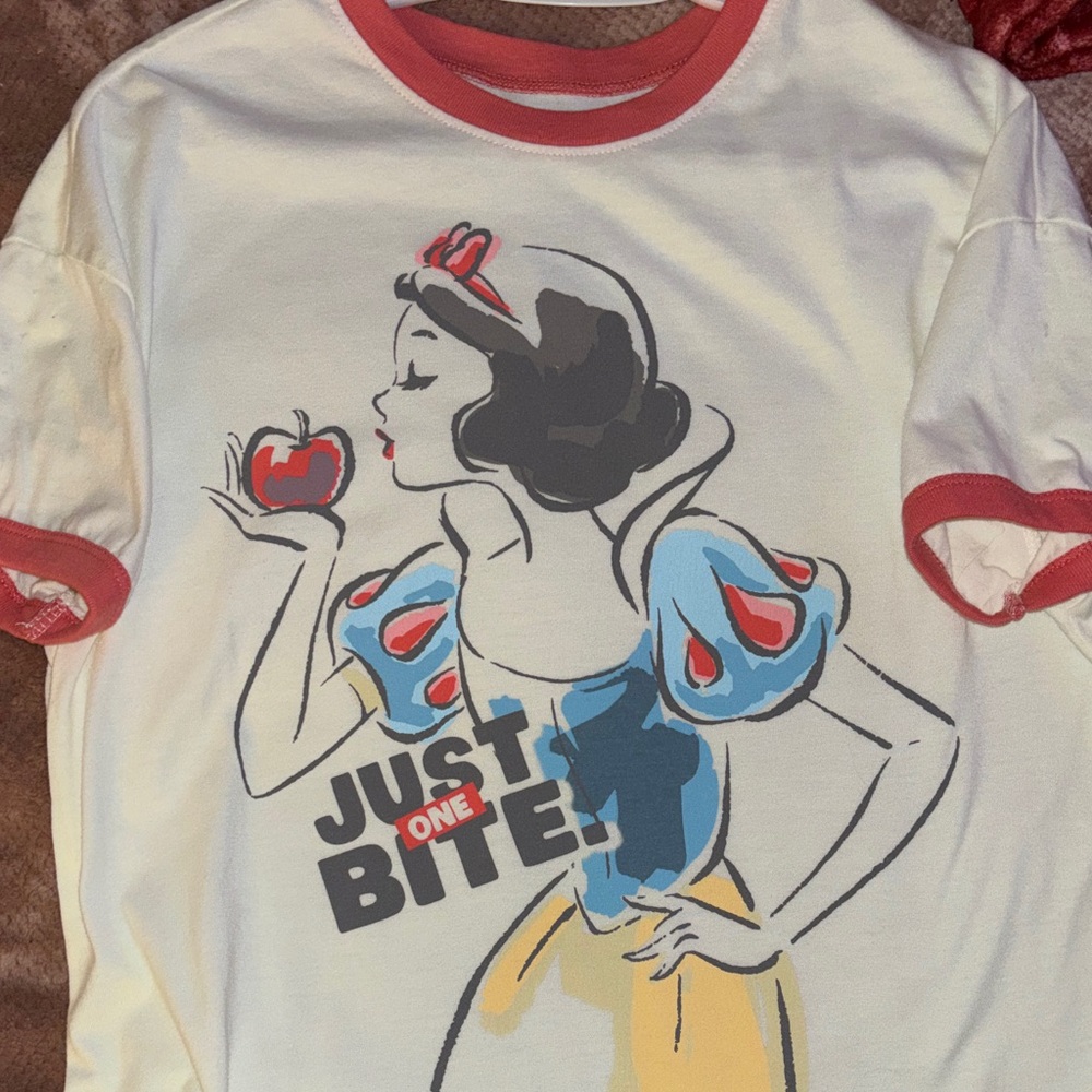 SIZE L, made by Disney, Snow White Graphic Tee